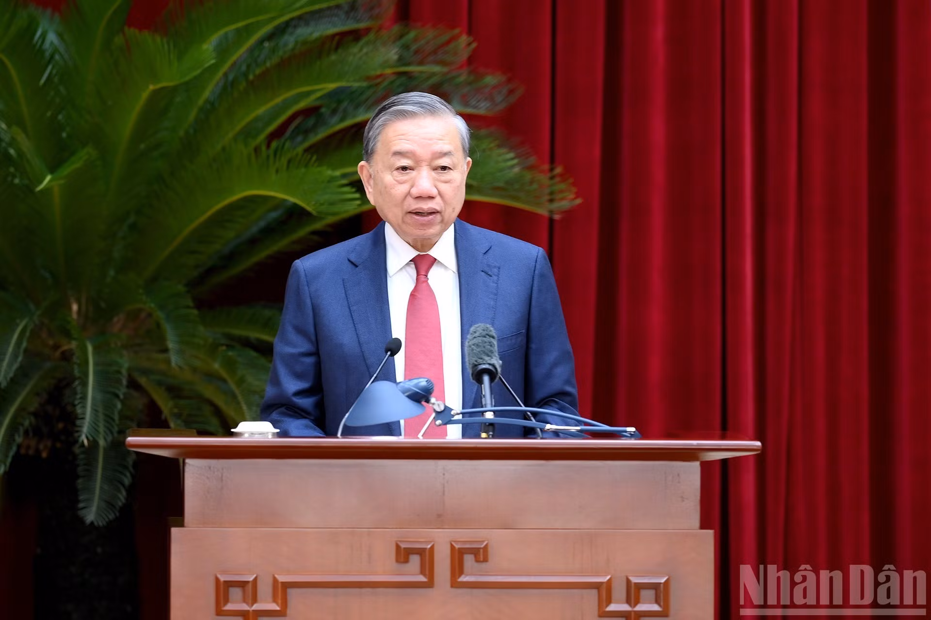 El secretario general del Partido Comunista de Vietnam, To Lam, toma la palabra.