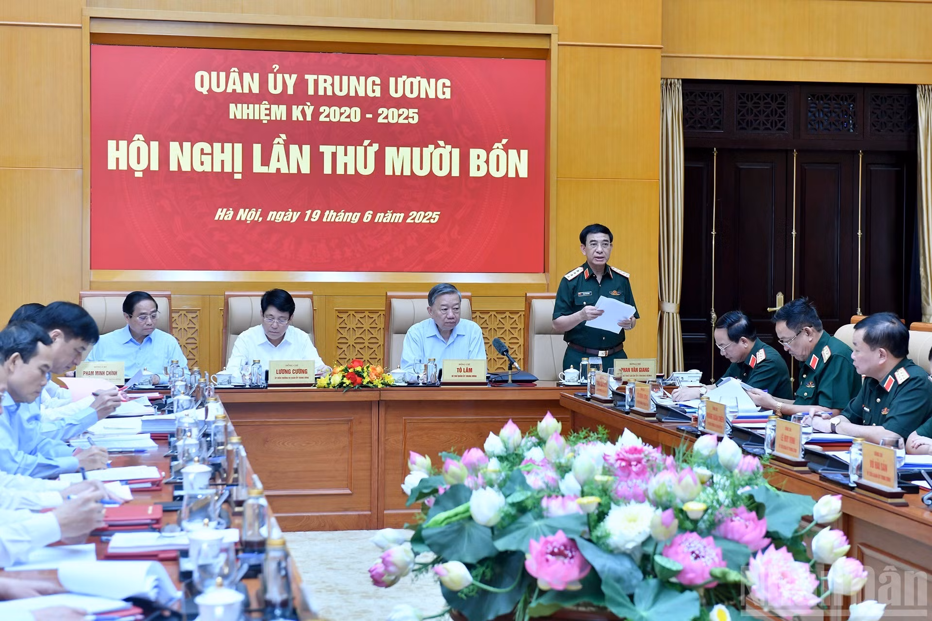 El ministro de Defensa, Phan Van Giang, habla en la reunión.
