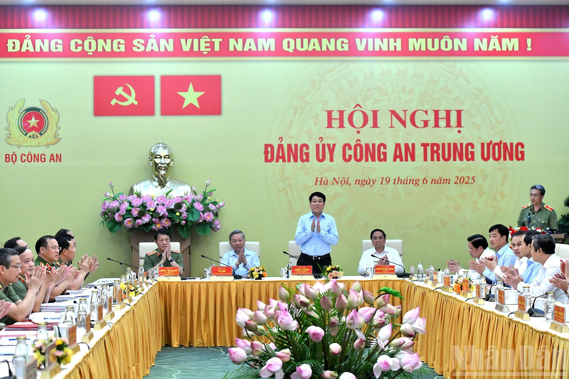 El secretario general del PCV, To Lam; el presidente del país, Luong Cuong; el premier Pham Minh Chinh; y el ministro de Seguridad Pública, el general Luong Tam Quang asisten a la conferencia. El secretario general del PCV, To Lam; el presidente del país, Luong Cuong; el premier Pham Minh Chinh; y el ministro de Seguridad Pública, el general Luong Tam Quang asisten a la conferencia.