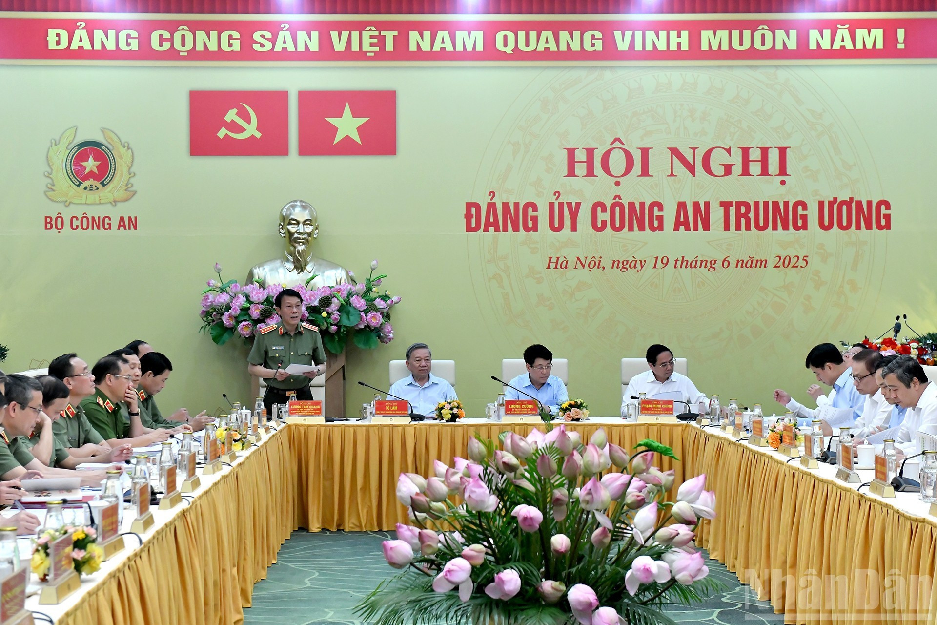 El general Luong Tam Quang, ministro de Seguridad Pública, habla en la cita. El general Luong Tam Quang, ministro de Seguridad Pública, habla en la cita.