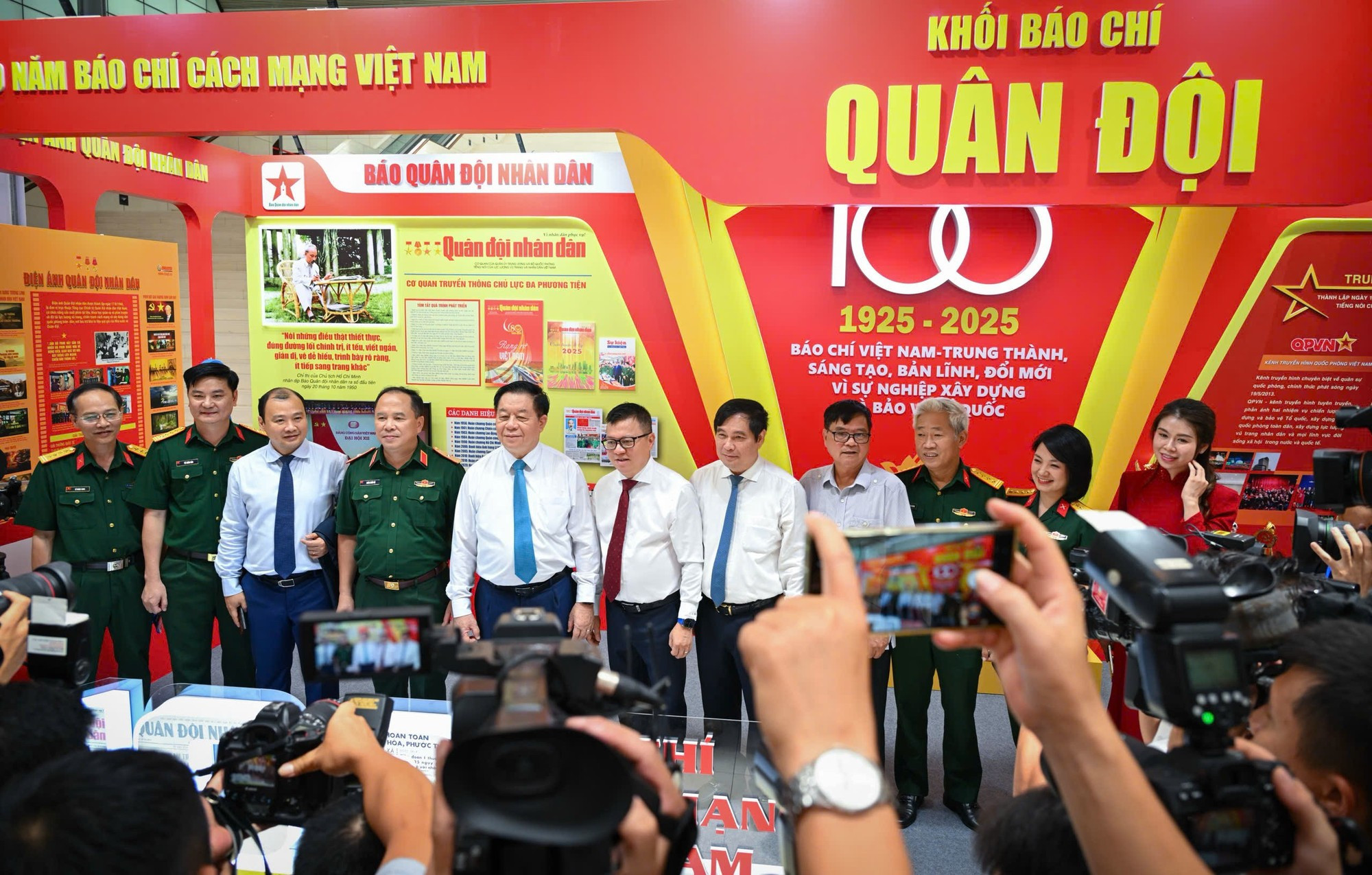 Delegados visitan el estand del periódico Quan doi Nhan dan.