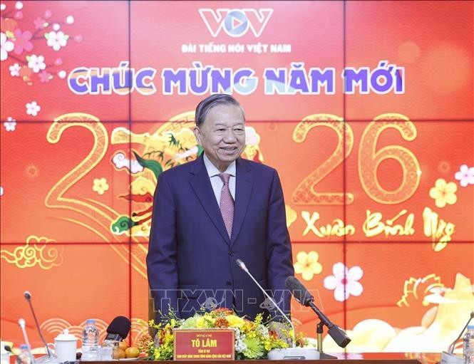 El secretario general To Lam toma la palabra en el encuentro con los trabajadores, periodistas y técnicos de la Voz de Vietnam.