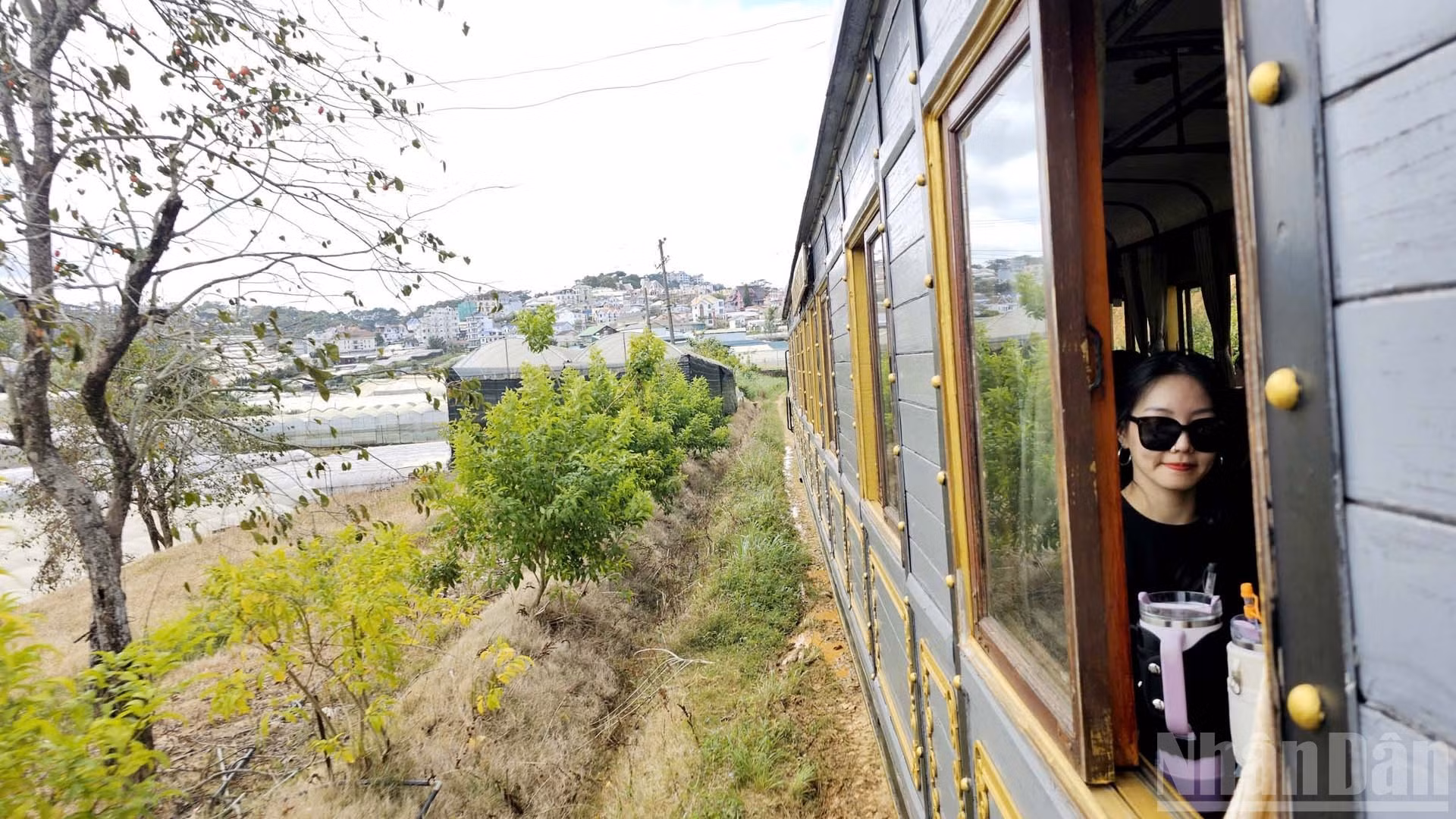 El singular espacio de “café móvil” en la ruta Da Lat-Trai Mat atraviesa colinas onduladas, huertos y jardines, lo que añade una nota de color y frescura al recorrido.