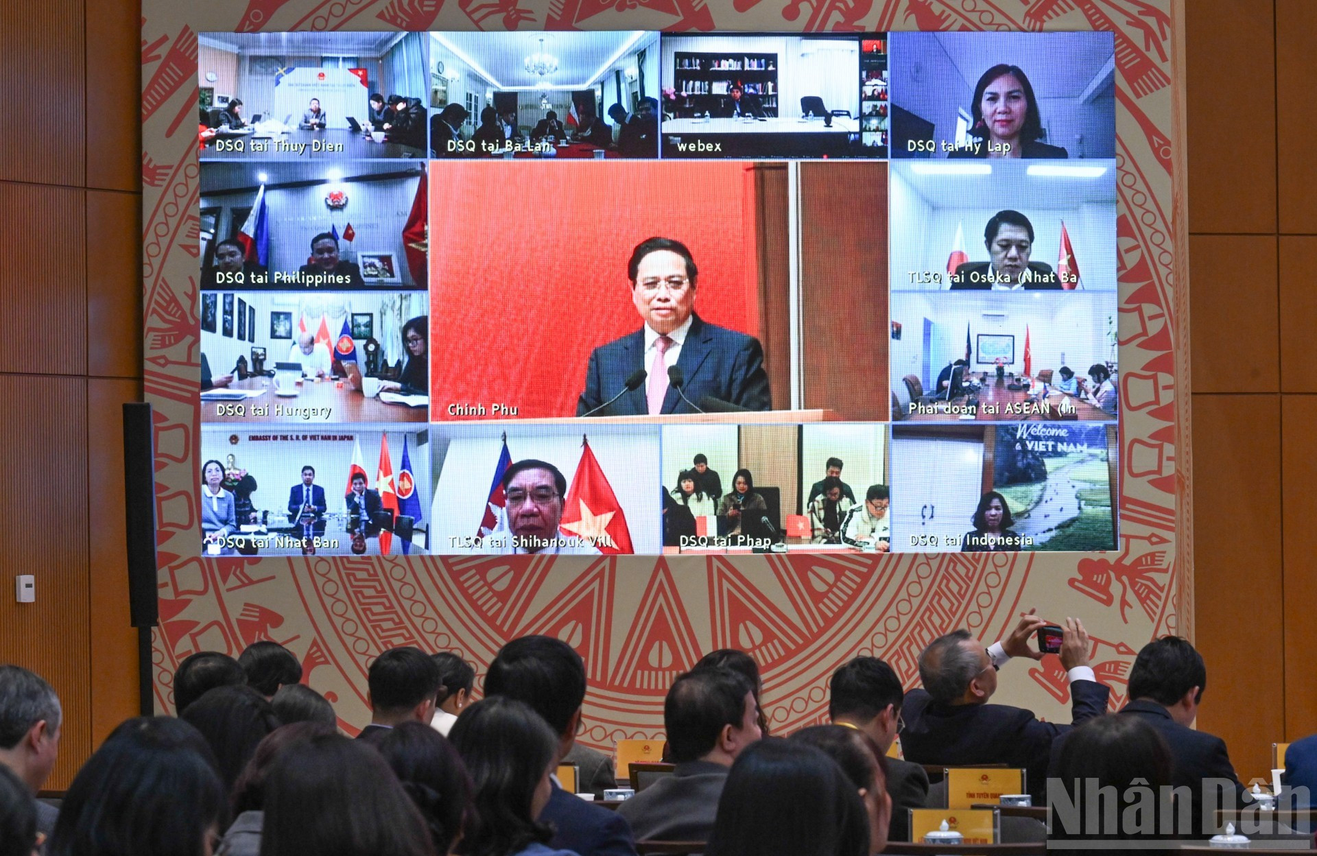 La conferencia se celebra en la Oficina Gubernamental en Hanói y se transmite en vivo a las embajadas y oficinas de representación vietnamitas en el extranjero.