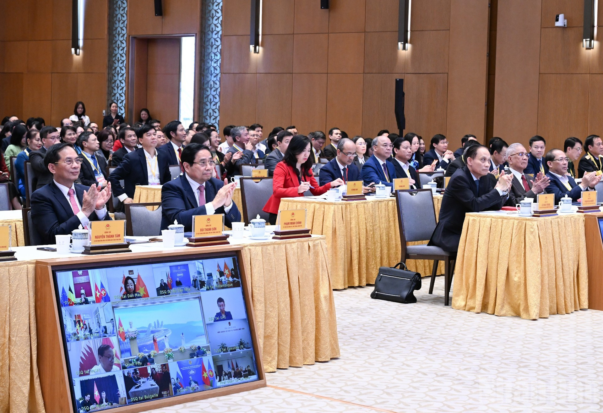 El premier Pham Minh Chinh y los asistentes a la conferencia.