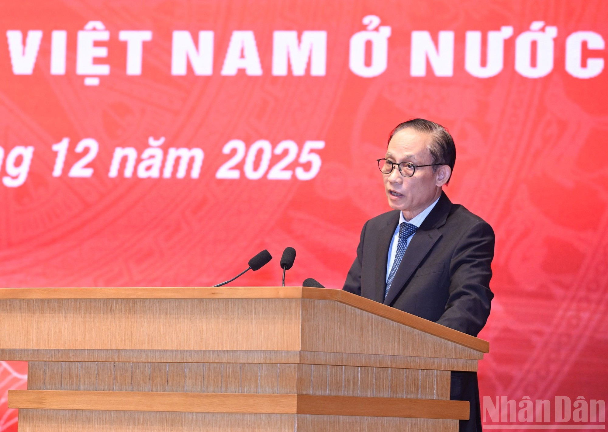 El canciller Le Hoai Trung habla en la conferencia.