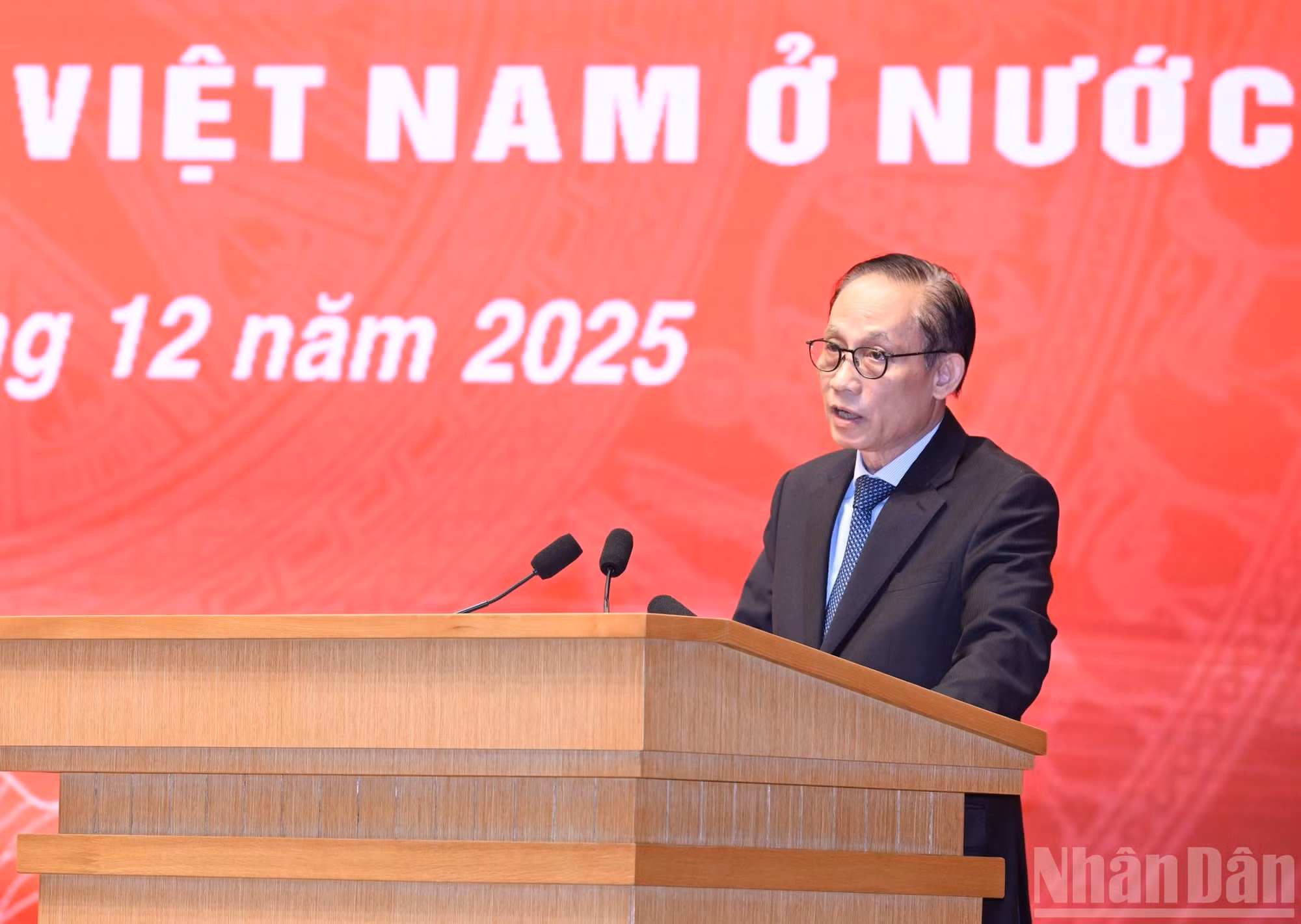 El canciller Le Hoai Trung habla en la conferencia.