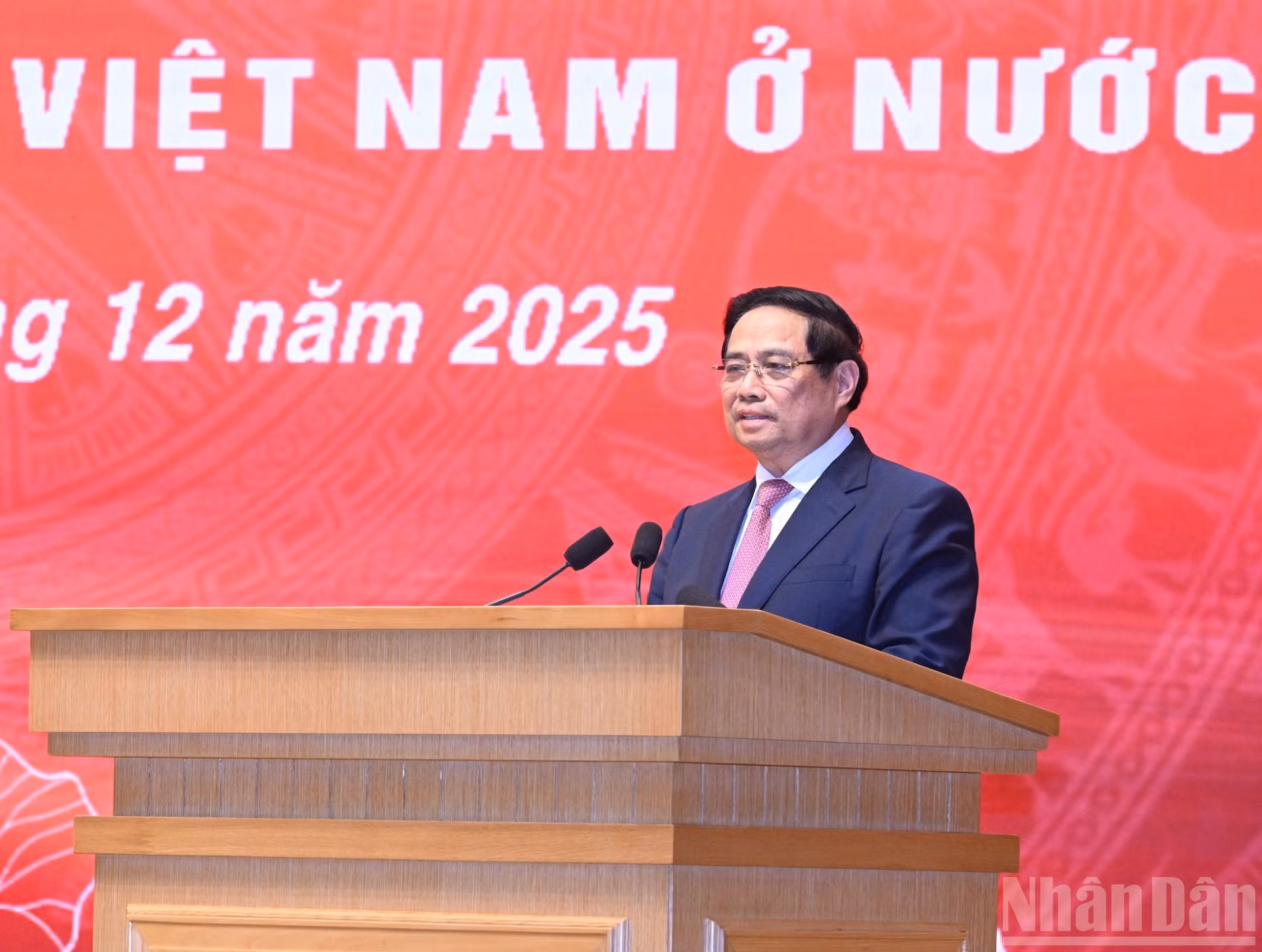 El jefe del Gobierno vietnamita, Pham Minh Chinh, toma la palabra en el evento.