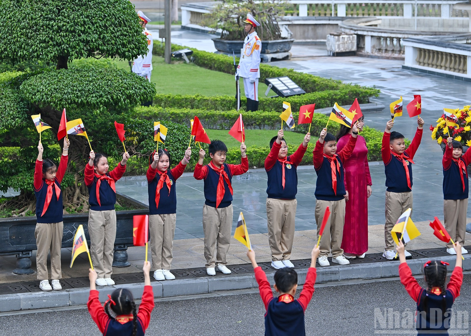 Niños capitalianos dan bienvenida al presidente vietnamita y el sultán de Brunéi.