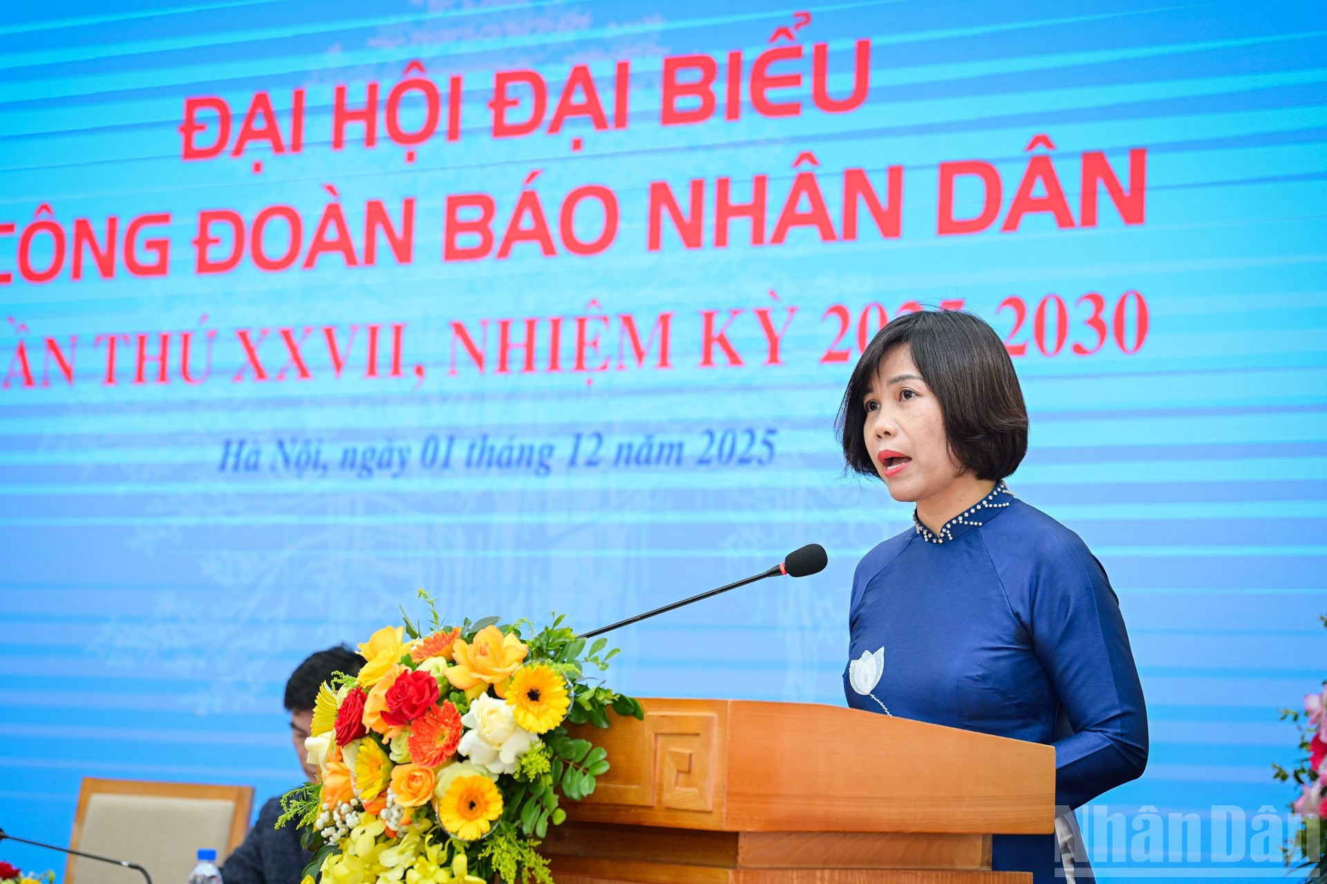 La presidenta del Sindicato del periódico Nhan Dan, Traan Thi Kieu Thanh Binh, toma la palabra en el evento.