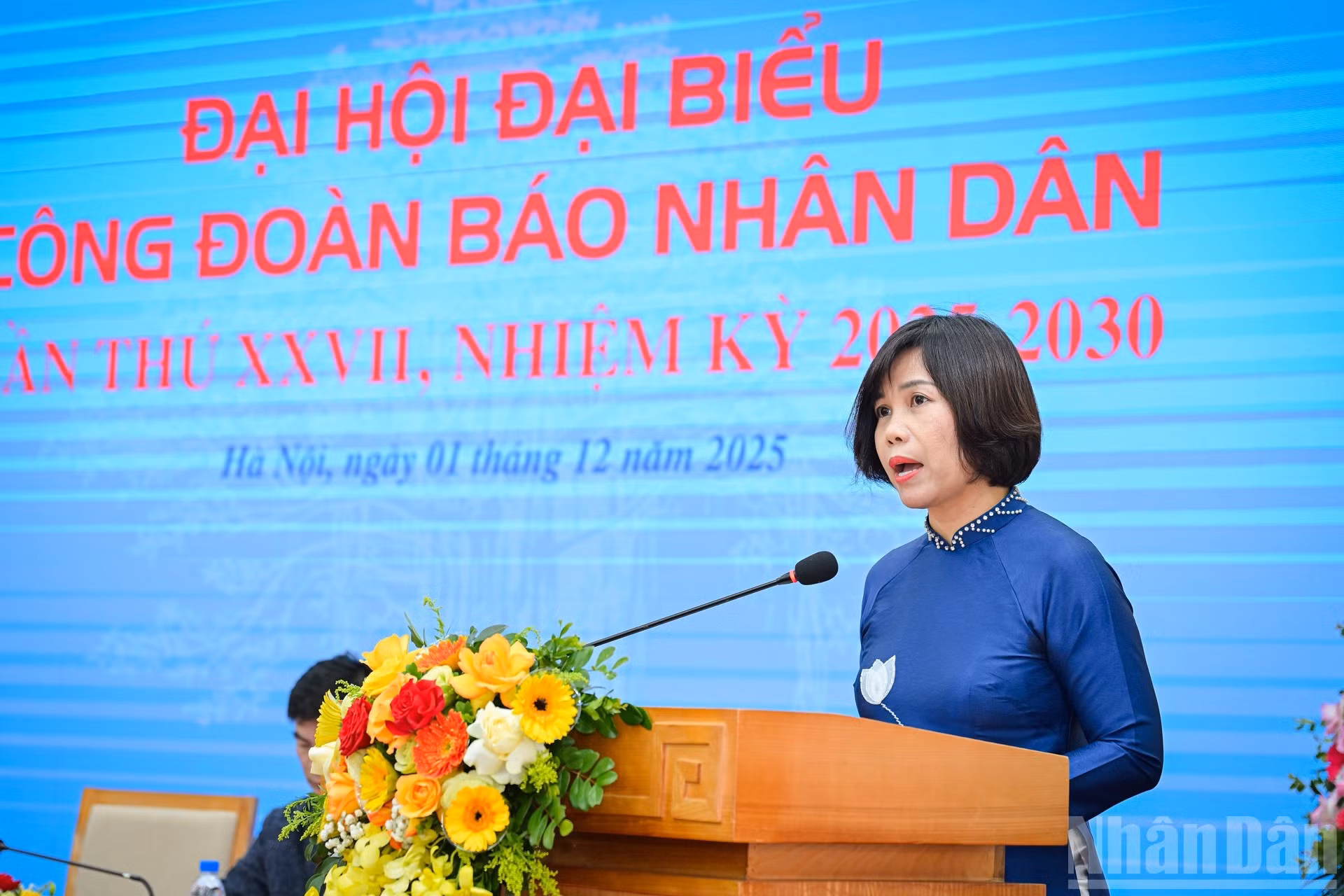 La presidenta del Sindicato del periódico Nhan Dan, Traan Thi Kieu Thanh Binh, toma la palabra en el evento.