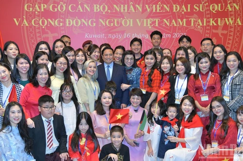 El primer ministro Pham Minh Chinh se reúne con el personal de la embajada y la comunidad vietnamita en Kuwait. (Foto: Ha Thanh Giang)