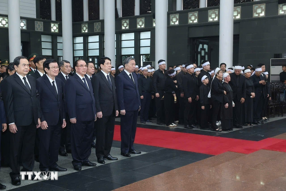 El segretario general del Partido Comunista de Vietnam, To Lam, y otros anteriores y actuales dirigentes del Partido y el Estado en el funeral.