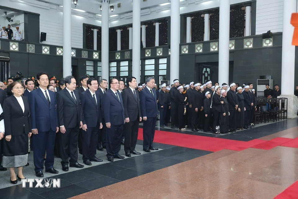 Anteriores y actuales dirigentes del Partido y el Estado en el funeral.