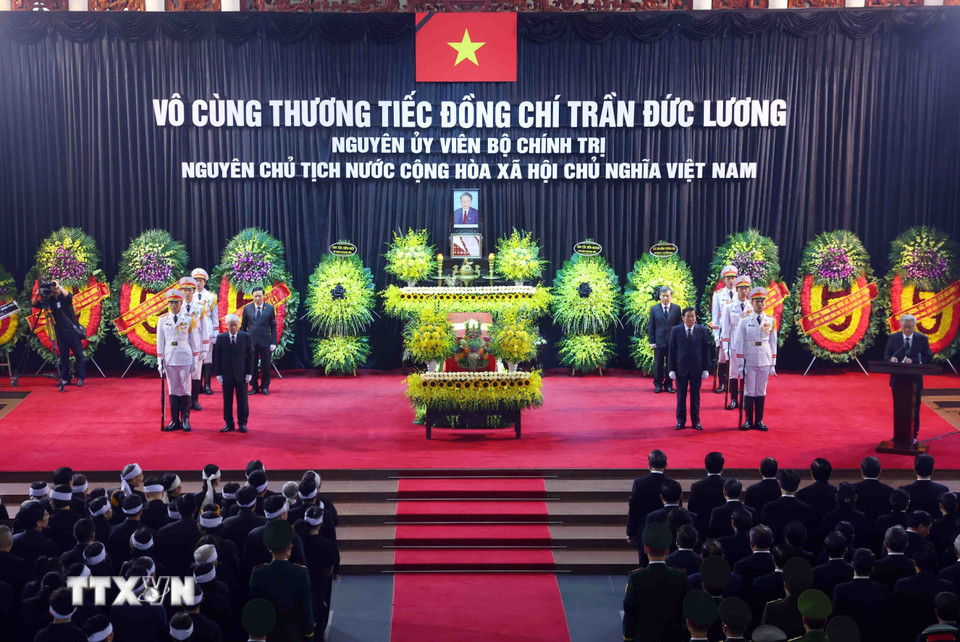 En el servicio fúnebre al expresidente Tran Duc Luong.