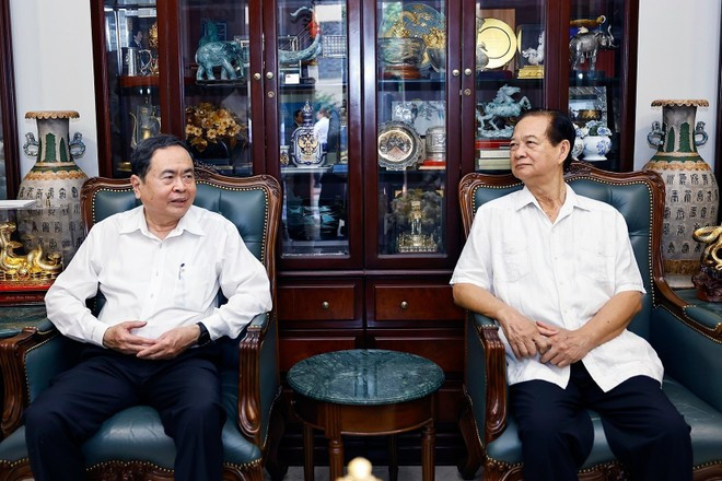 El presidente de la Asamblea Nacional de Vietnam, Tran Thanh Man, visita al exprimer ministro Nguyen Tan Dung. (Foto: VNA)