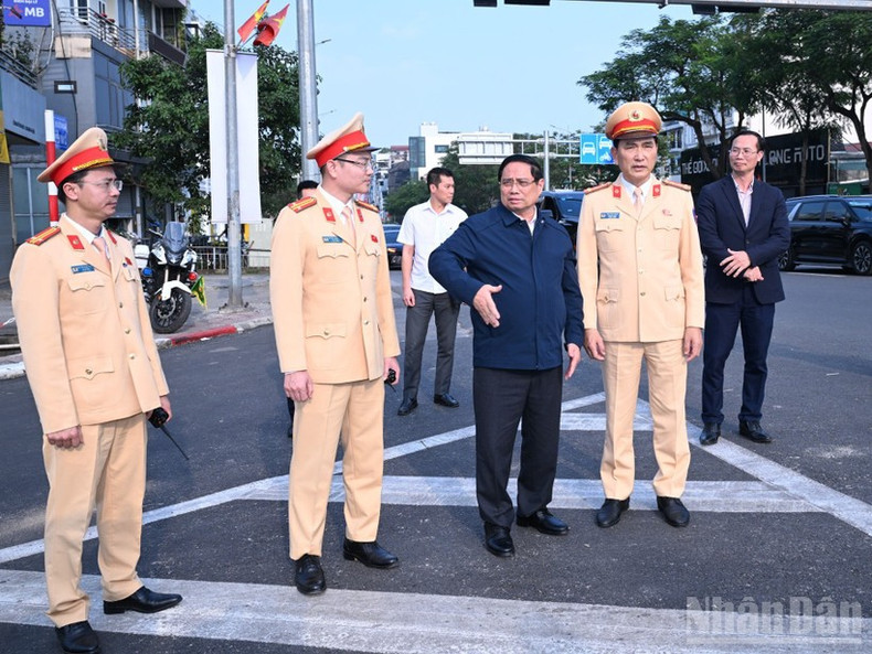 El primer ministro Pham Minh Chinh supervisa las labores de garantía del orden y la seguridad vial en el cruce Nguyen Van Cu–Ngoc Thuy, en Hanói. (Foto: Nhan Dan)