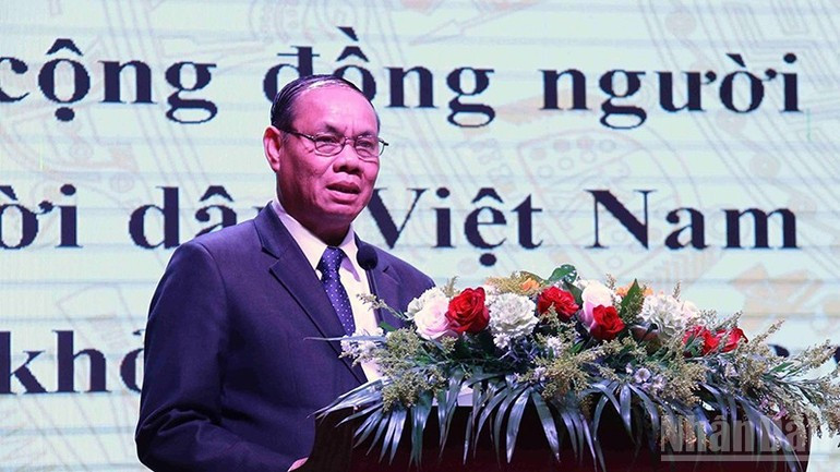 Vilay Lakhamphong, miembro del Buró Político y miembro permanente del Secretariado del Comité Central del PPRL, interviene en el evento.