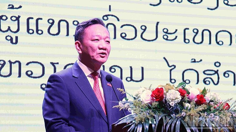 El embajador de Vietnam en Laos, Nguyen Minh Tam, habla en la cita.