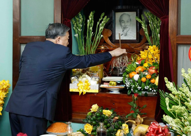 El secretario general del Partido Comunista de Vietnam, To Lam, rinde homenaje al Presidente Ho Chi Minh. (Foto: VNA)