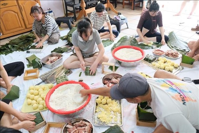 El día de preparar banh chung (pasteles de arroz tradicionales vietnamitas) es siempre el más esperado por la comunidad vietnamita en Sudáfrica. (Foto: VNA)