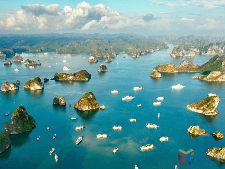 Nadie puede sustraerse al encanto de la bahía de Ha Long. Nadie puede sustraerse al encanto de la bahía de Ha Long.