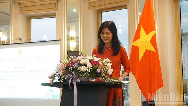 La cónsul general Nguyen Mai Huong habla en el evento. La cónsul general Nguyen Mai Huong habla en el evento.