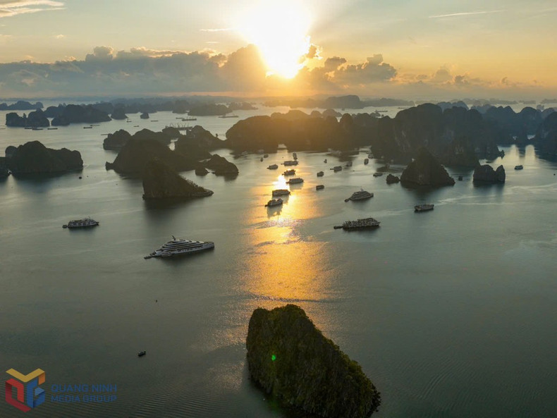 Ya sea de día o al caer el atardecer, los turistas nunca olvidan los momentos espléndidos pasados en la bahía. Ya sea de día o al caer el atardecer, los turistas nunca olvidan los momentos espléndidos pasados en la bahía.