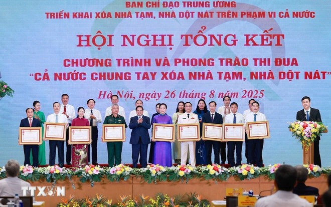 El primer ministro Pham Minh Chinh otorga la Orden del Trabajo de tercera clase a colectivos con logros destacados en el movimiento de emulación «Todo el país se une para eliminar las viviendas precarias» (Foto: VNA) El primer ministro Pham Minh Chinh otorga la Orden del Trabajo de tercera clase a colectivos con logros destacados en el movimiento de emulación «Todo el país se une para eliminar las viviendas precarias» (Foto: VNA)