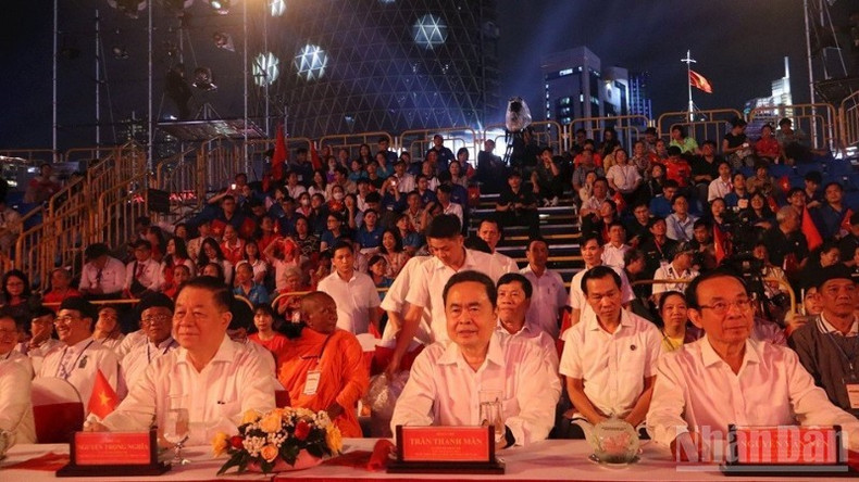El presidente de la Asamblea Nacional, Tran Thanh Man, asiste al programa desde Ciudad Ho Chi Minh. (Foto: Nhan Dan) El presidente de la Asamblea Nacional, Tran Thanh Man, asiste al programa desde Ciudad Ho Chi Minh. (Foto: Nhan Dan)