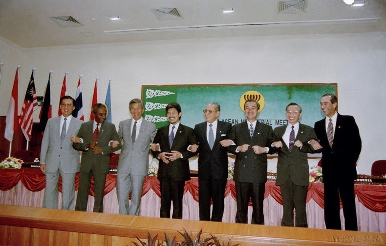 Tras la reunificación del país, el sector diplomático tomó la iniciativa en la integración gradual del país en la región y el mundo, especialmente a través de hitos históricos como la adhesión a la Asean, la APEC, y la OMC. En la foto: el ministro de Relaciones Exteriores de Vietnam, Nguyen Manh Cam (segundo desde la derecha), el secretario general de la Asean y los ministros de Asuntos Exteriores de la Asean en una reunión para admitir a Vietnam como séptimo miembro oficial del bloque regional, el 28 de julio de 1995, en Bandar Seri Begawan, Brunéi. (Foto: VNA) Tras la reunificación del país, el sector diplomático tomó la iniciativa en la integración gradual del país en la región y el mundo, especialmente a través de hitos históricos como la adhesión a la Asean, la APEC, y la OMC. En la foto: el ministro de Relaciones Exteriores de Vietnam, Nguyen Manh Cam (segundo desde la derecha), el secretario general de la Asean y los ministros de Asuntos Exteriores de la Asean en una reunión para admitir a Vietnam como séptimo miembro oficial del bloque regional, el 28 de julio de 1995, en Bandar Seri Begawan, Brunéi. (Foto: VNA)