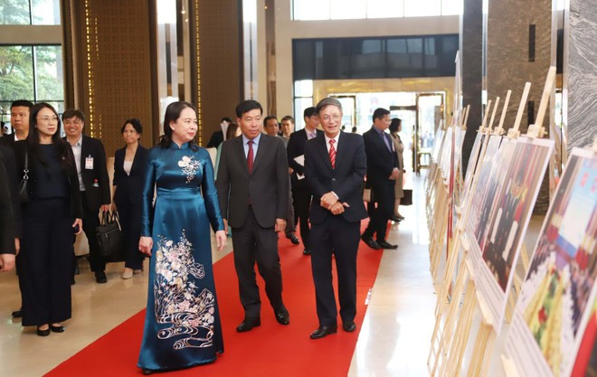 La vicepresidenta vietnamita, Vo Thi Anh Xuan, y el embajador de Hanói en Laos, Nguyen Minh Tam, visitan una exposición fotográfica sobre las relaciones especiales entre los dos países. (Foto: VNA) La vicepresidenta vietnamita, Vo Thi Anh Xuan, y el embajador de Hanói en Laos, Nguyen Minh Tam, visitan una exposición fotográfica sobre las relaciones especiales entre los dos países. (Foto: VNA)