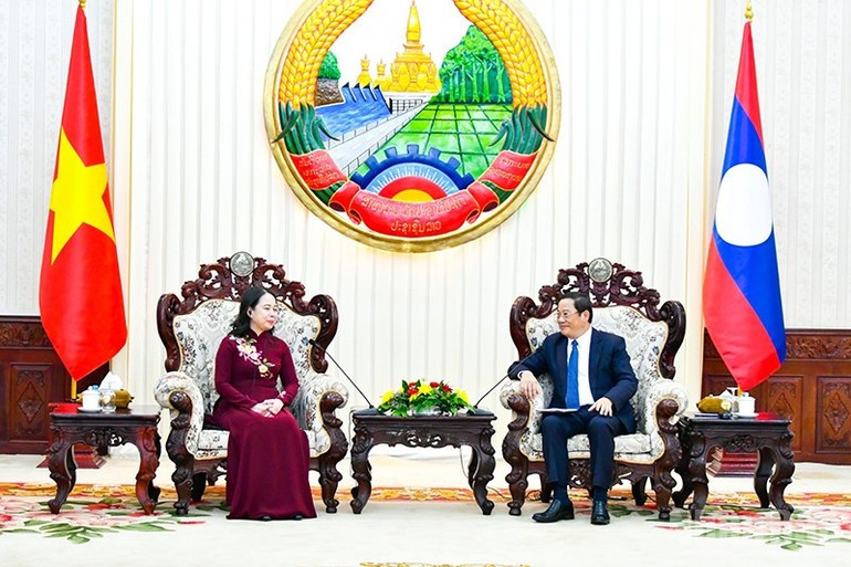 La vicepresidenta vietnamita, Vo Thi Anh Xuan y el primer ministro laosiano, Sonexay Siphandone. 2.jpg