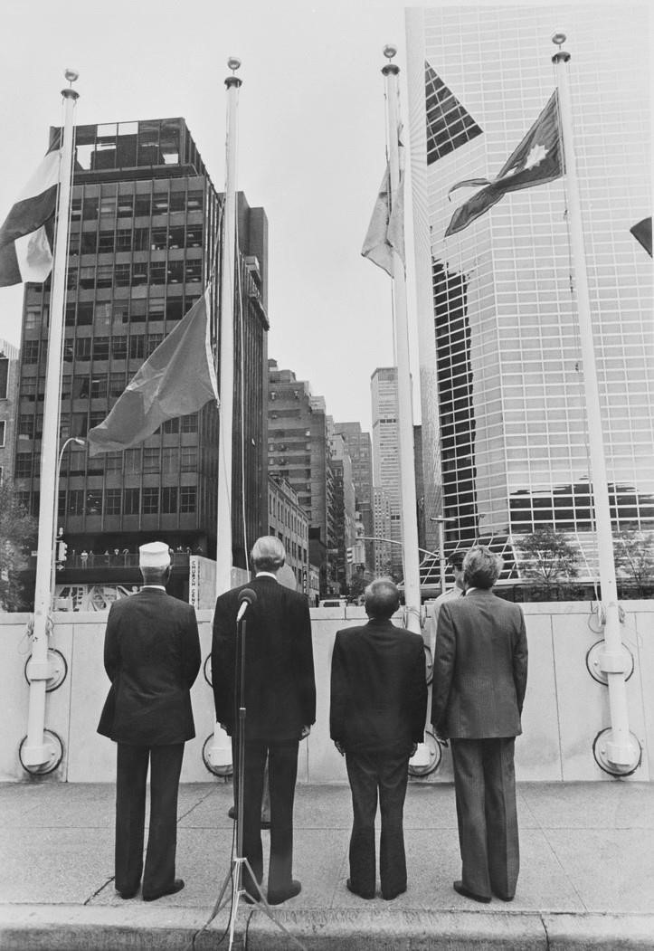 La ceremonia de izamiento de la bandera vietnamita en la sede de las Naciones Unidas el 20 de septiembre de 1977, que marcó el momento en que la nación indochina se convirtió oficialmente en miembro de la organización más grande del planeta. (Foto: VNA) La ceremonia de izamiento de la bandera vietnamita en la sede de las Naciones Unidas el 20 de septiembre de 1977, que marcó el momento en que la nación indochina se convirtió oficialmente en miembro de la organización más grande del planeta. (Foto: VNA)