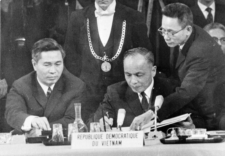 En 1973, la diplomacia vietnamita logró la firma del Acuerdo de París para el fin de la guerra y el restablecimiento de la paz en Vietnam. Estados Unidos y otros países reconocieron el derecho del pueblo vietnamita a la autodeterminación. En la foto: El viceprimer ministro y canciller, Nguyen Duy Trinh, firmó el Acuerdo de París para el fin de la guerra y el restablecimiento de la paz en Vietnam (Francia, 27 de enero de 1973). (Foto: VNA) En 1973, la diplomacia vietnamita logró la firma del Acuerdo de París para el fin de la guerra y el restablecimiento de la paz en Vietnam. Estados Unidos y otros países reconocieron el derecho del pueblo vietnamita a la autodeterminación. En la foto: El viceprimer ministro y canciller, Nguyen Duy Trinh, firmó el Acuerdo de París para el fin de la guerra y el restablecimiento de la paz en Vietnam (Francia, 27 de enero de 1973). (Foto: VNA)
