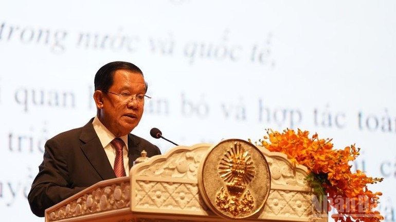 El presidente del Partido Popular de Camboya y titular del Senado, Samdech Techo Hun Sen, habla en la cita. (Foto: Nhan Dan) El presidente del Partido Popular de Camboya y titular del Senado, Samdech Techo Hun Sen, habla en la cita. (Foto: Nhan Dan)