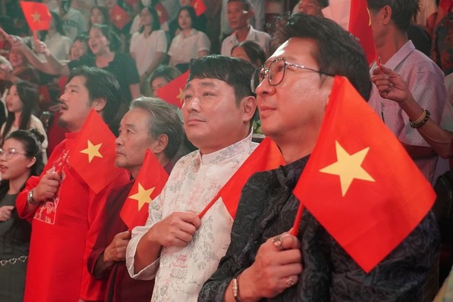 El equipo de producción surcoreano, con Ao Dai y la bandera nacional vietnamita, observa el programa. De derecha a izquierda: el director artístico Park Hyun Woo y el director Cho Joon Hui. (Foto: Teatro de Drama de Vietnam) El equipo de producción surcoreano, con Ao Dai y la bandera nacional vietnamita, observa el programa. De derecha a izquierda: el director artístico Park Hyun Woo y el director Cho Joon Hui. (Foto: Teatro de Drama de Vietnam)