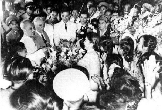 El Presidente Ho Chi Minh no solo fue el ministro de Relaciones Exteriores, sino que sentó las bases de la diplomacia moderna de Vietnam. En la foto: El Presidente Ho Chi Minh y el pueblo de Hanói dieron la bienvenida a Kliment Voroshilov, presidente del Presídium del Sóviet Supremo de la Unión Soviética, en su visita a Vietnam, el 20 de mayo de 1957. (Foto: VNA) anh-1-2.jpg