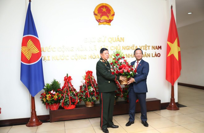 Vongkham Phommakon, viceministro de Defensa de Laos, regala flores para felicitar el 80º Día Nacional de Vietnam. (Foto: VNA) Vongkham Phommakon, viceministro de Defensa de Laos, regala flores para felicitar el 80º Día Nacional de Vietnam. (Foto: VNA)