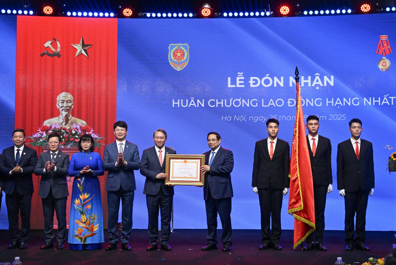 El primer ministro de Vietnam, Pham Minh Chinh, otorga la Orden del Trabajo de Primera Clase al Ministerio de Justicia. dsc-2915.jpg