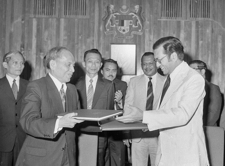 El ministro de Relaciones Exteriores de Vietnam, Nguyen Duy Trinh, y el ministro de Comercio e Industria de Malasia, Mahathir Mohamad, en nombre de los dos Gobiernos, firmaron el Acuerdo de Cooperación Comercial, Económica y Técnica (Kuala Lumpur, 3 de enero de 1978). (Foto: VNA) El ministro de Relaciones Exteriores de Vietnam, Nguyen Duy Trinh, y el ministro de Comercio e Industria de Malasia, Mahathir Mohamad, en nombre de los dos Gobiernos, firmaron el Acuerdo de Cooperación Comercial, Económica y Técnica (Kuala Lumpur, 3 de enero de 1978). (Foto: VNA)