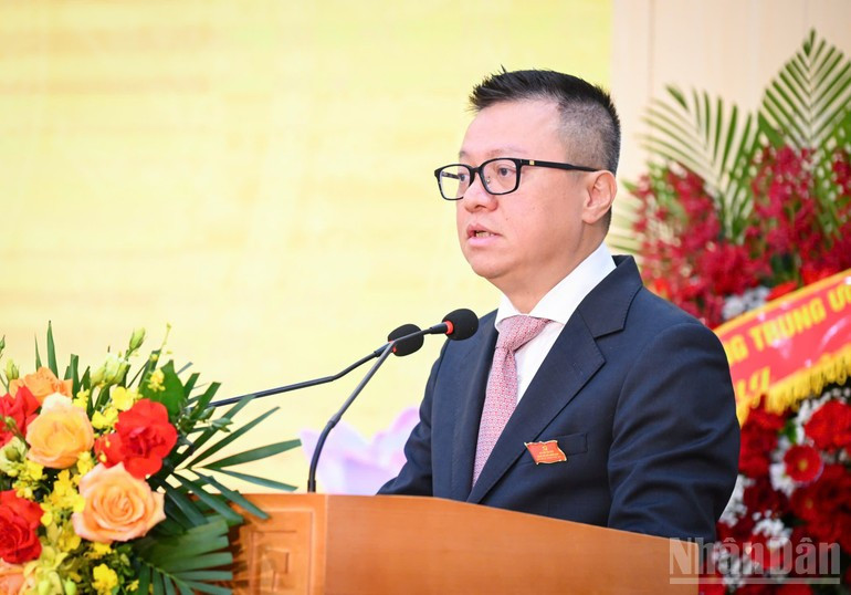 Le Quoc Minh, miembro del Comité Central del PCV, secretario del Comité partidista y presidente-editor de Nhan Dan, subjefe de la Comisión de Propaganda y Movilización de Masas del Comité Central del PCV, y presidente de la Asociación de Periodistas del país, habla en la cita. Le Quoc Minh, miembro del Comité Central del PCV, secretario del Comité partidista y presidente-editor de Nhan Dan, subjefe de la Comisión de Propaganda y Movilización de Masas del Comité Central del PCV, y presidente de la Asociación de Periodistas del país, habla en la cita.