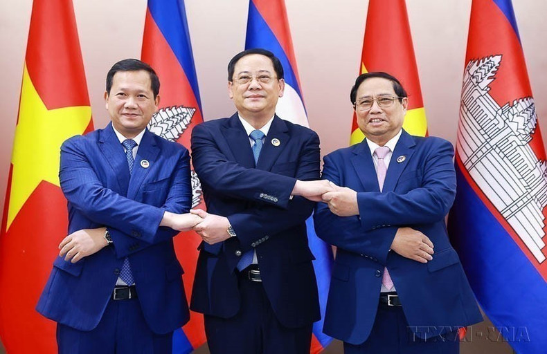 El primer ministro vietnamita, Pham Minh Chinh, y sus homólogos de Laos y Camboya, Sonexay Siphandone y Hun Manet, respectivamente, trabajaron juntos durante su participación e las 44ª y 45ª Cumbres de la Asean y citas anexas en Vientián (Laos), en la mañana del 9 de octubre de 2024. (Foto: VNA) El primer ministro vietnamita, Pham Minh Chinh, y sus homólogos de Laos y Camboya, Sonexay Siphandone y Hun Manet, respectivamente, trabajaron juntos durante su participación e las 44ª y 45ª Cumbres de la Asean y citas anexas en Vientián (Laos), en la mañana del 9 de octubre de 2024. (Foto: VNA)