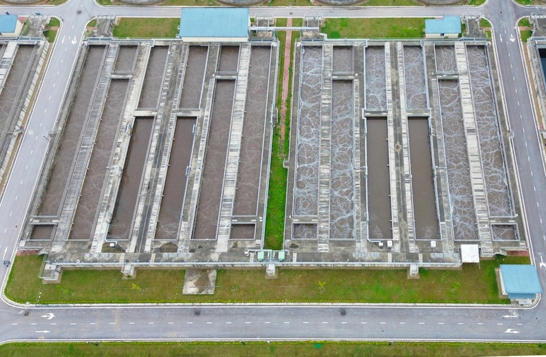 La planta cuenta con 12 tanques de reacción activa que utilizan microorganismos para descomponer las sustancias orgánicas presentes en las aguas residuales mediante tecnología AO. La planta cuenta con 12 tanques de reacción activa que utilizan microorganismos para descomponer las sustancias orgánicas presentes en las aguas residuales mediante tecnología AO.