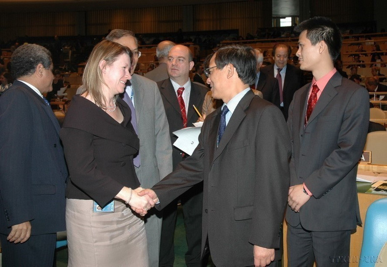 Desde 2011 hasta la fecha, la diplomacia ha trabajado por llevar las relaciones exteriores de Vietnam hacia la integración internacional plena, demostrando su papel como miembro responsable de la comunidad internacional. En la foto: Representantes de diversos países felicitaron a la delegación vietnamita tras el anuncio de los resultados del apoyo a Vietnam para convertirse en miembro no permanente del Consejo de Seguridad de las Naciones Unidas en el período 2008-2009 en la sesión de la Asamblea General de la ONU, el 16 de octubre de 2007. (Foto: VNA) Desde 2011 hasta la fecha, la diplomacia ha trabajado por llevar las relaciones exteriores de Vietnam hacia la integración internacional plena, demostrando su papel como miembro responsable de la comunidad internacional. En la foto: Representantes de diversos países felicitaron a la delegación vietnamita tras el anuncio de los resultados del apoyo a Vietnam para convertirse en miembro no permanente del Consejo de Seguridad de las Naciones Unidas en el período 2008-2009 en la sesión de la Asamblea General de la ONU, el 16 de octubre de 2007. (Foto: VNA)