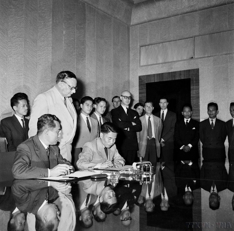 A las 24:00 horas del 20 de julio de 1954, en Ginebra (Suiza), se firmó el Acuerdo de Ginebra sobre el cese de las hostilidades en Vietnam. Esta fue una gran victoria, un punto de inflexión en la larga y ardua lucha del pueblo vietnamita contra los colonialistas franceses, y al mismo tiempo marcó un hito importante en la carrera revolucionaria y diplomática del país indochino. (Foto: VNA) A las 24:00 horas del 20 de julio de 1954, en Ginebra (Suiza), se firmó el Acuerdo de Ginebra sobre el cese de las hostilidades en Vietnam. Esta fue una gran victoria, un punto de inflexión en la larga y ardua lucha del pueblo vietnamita contra los colonialistas franceses, y al mismo tiempo marcó un hito importante en la carrera revolucionaria y diplomática del país indochino. (Foto: VNA)