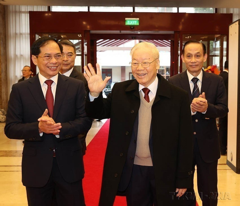 El secretario general del Partido Comunista de Vietnam, Nguyen Phu Trong, asistió a la 32ª Conferencia Diplomática, con el tema: "Promover el papel pionero, construir una diplomacia integral, moderna y fuerte, implementando con éxito la Resolución del 13º Congreso Nacional del Partido", organizada tanto en formato presencial como en línea (Hanói, 19 de diciembre de 2023). (Foto: VNA) El secretario general del Partido Comunista de Vietnam, Nguyen Phu Trong, asistió a la 32ª Conferencia Diplomática, con el tema: "Promover el papel pionero, construir una diplomacia integral, moderna y fuerte, implementando con éxito la Resolución del 13º Congreso Nacional del Partido", organizada tanto en formato presencial como en línea (Hanói, 19 de diciembre de 2023). (Foto: VNA)