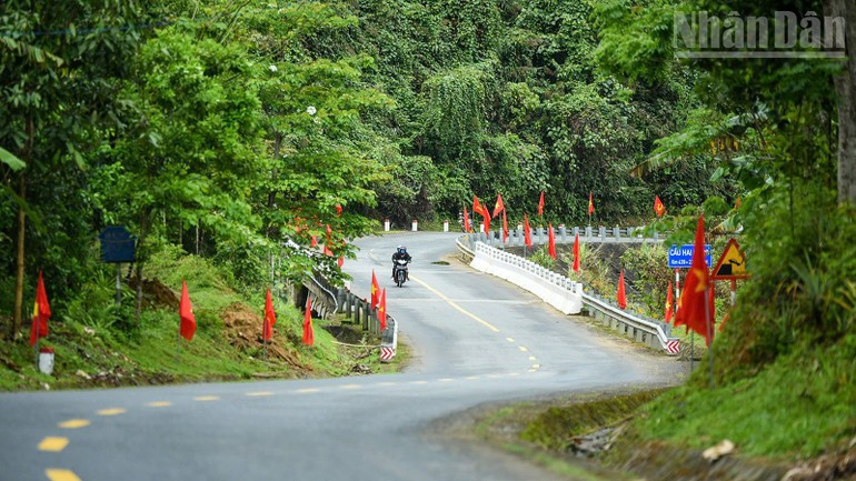 Banderas nacionales y del Partido decoran las calles.