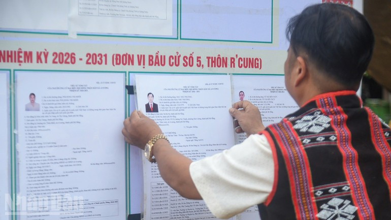 Las listas oficiales y breves biografías de los candidatos son expuestas en los centros de votación.