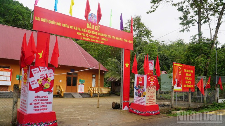 Decoración festiva en el colegio electoral número 11 de la comuna de Song Kon.